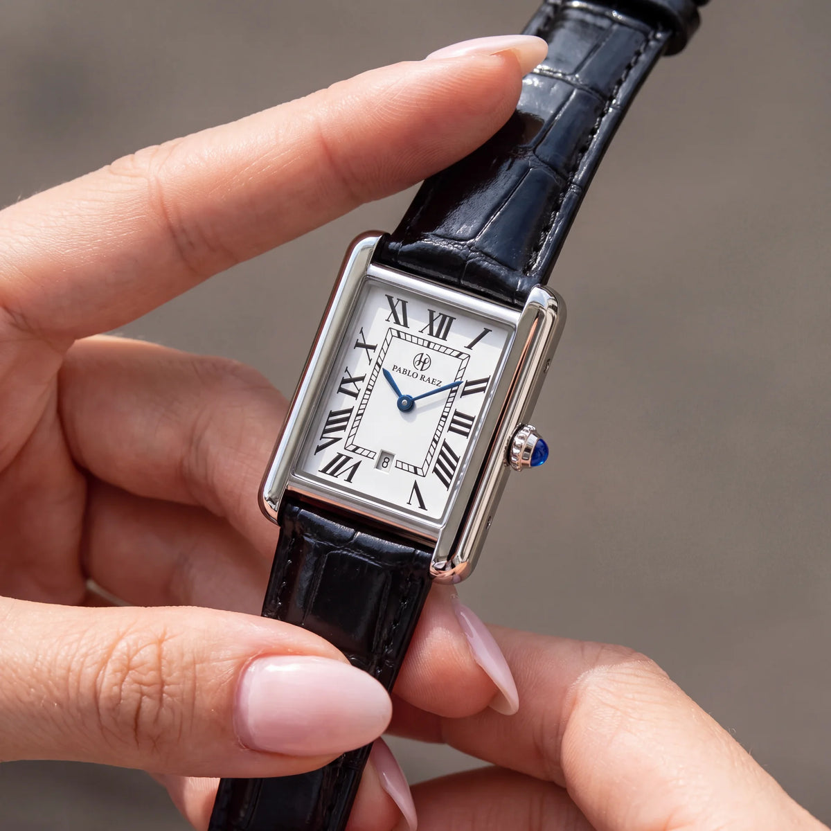 Houston Essence 28mm with black leather strap held in hand #color_black
