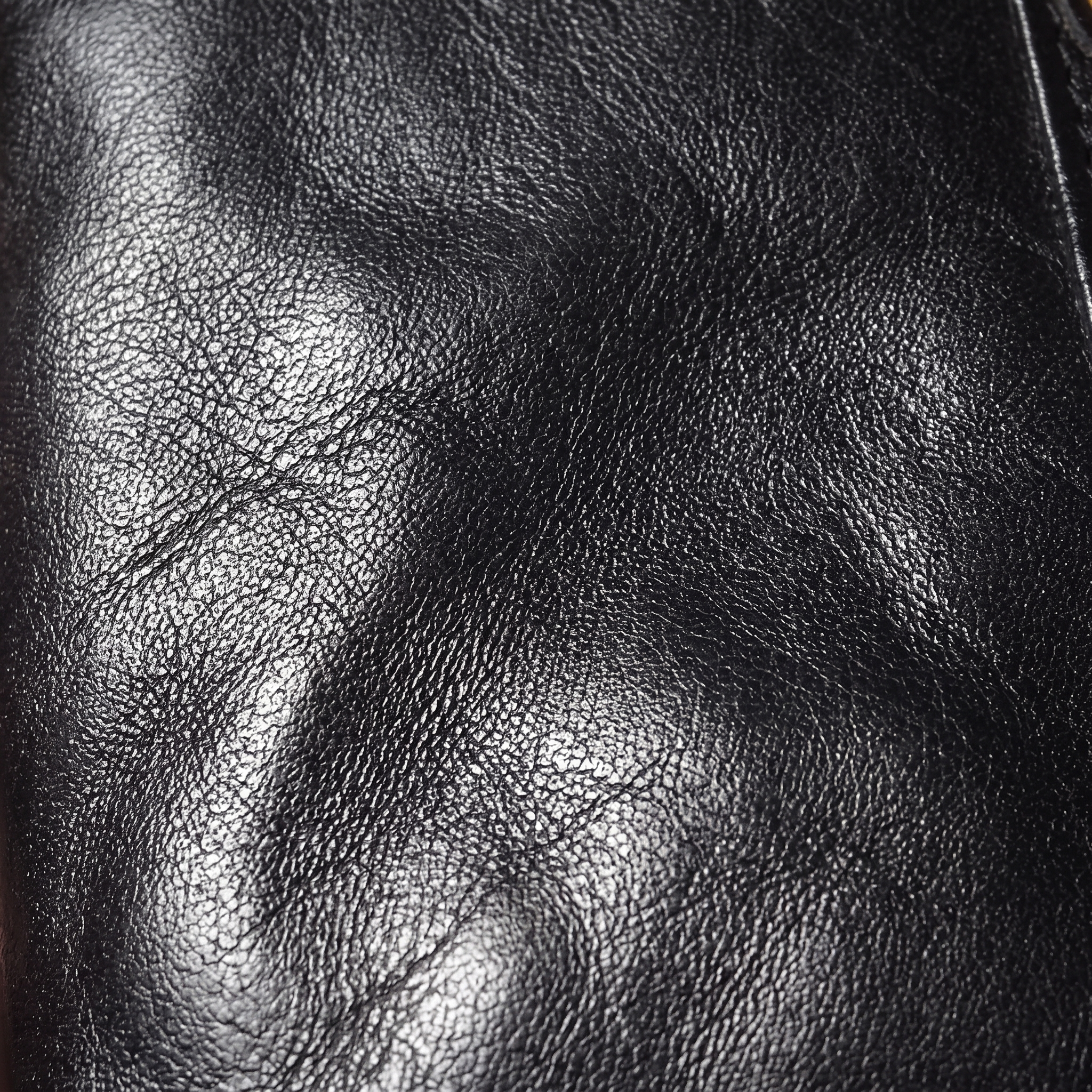 The Sutton Fold leather texture detail